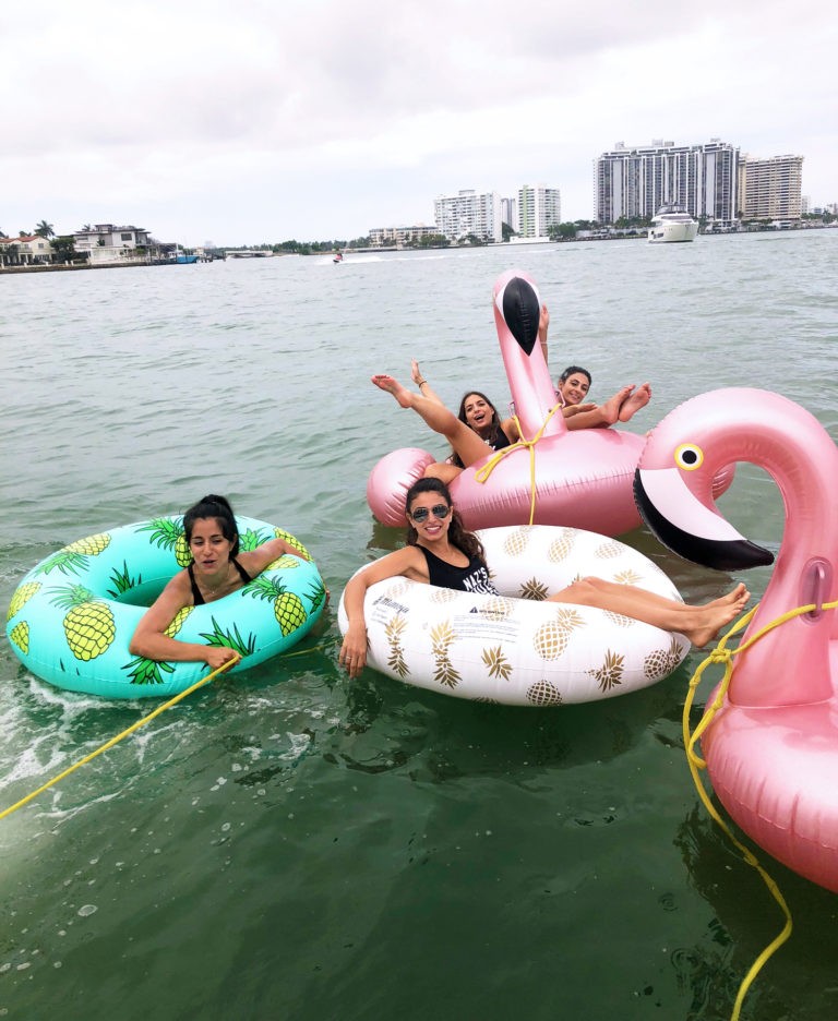 Personas celebrando en yate